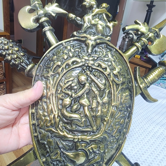 CAST METAL EUC COAT OF ARMS SHIELD CREST 1960 VINTAGE CROSS SWORDS WALL PLAQUE - Picture 3 of 6